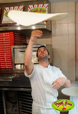 Royal Pizza Mostoles Diego lanzando la masa » Royal Pizza Móstoles 91 617 18 22
